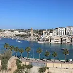 Seafront - Balcony Over The Harbour Apartment *